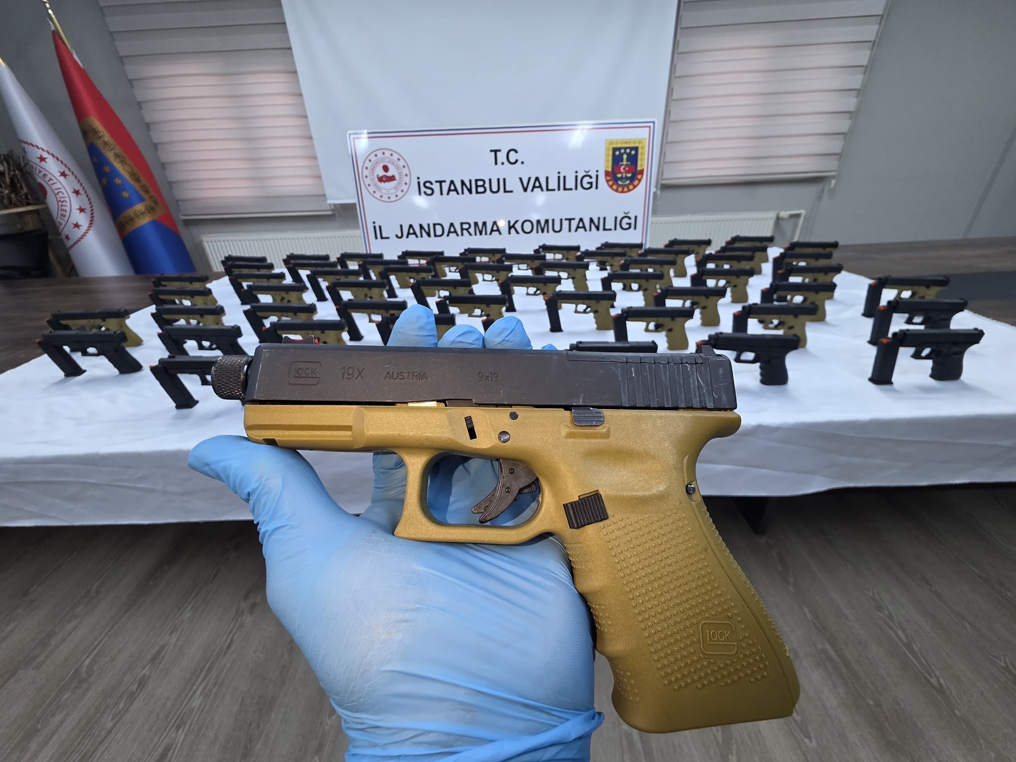İstanbul'da taksinin bagajı cephanelik gibi çıktı