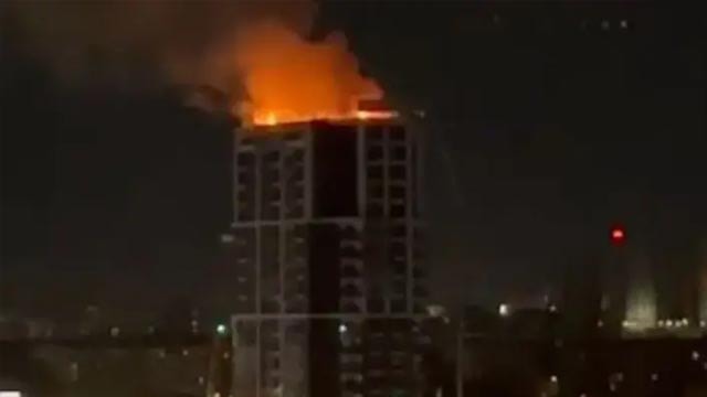 Ankara'da bir iş merkezinin çatısında çıkan yangın söndürüldü