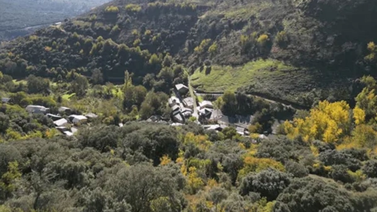 12 evden oluşan bu köyün tamamı bedavaya satılıyor