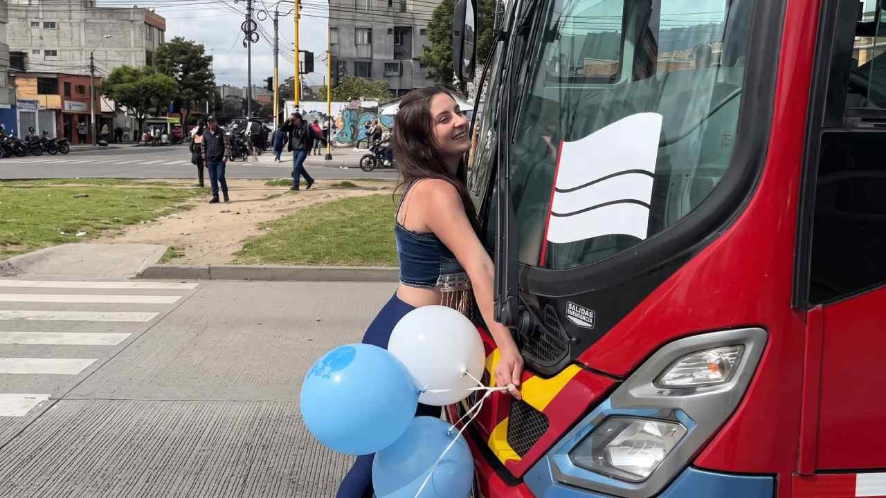Gelinliği giydi nikahı kıydı: Hemşire artık bu otobüsün karısı oldu