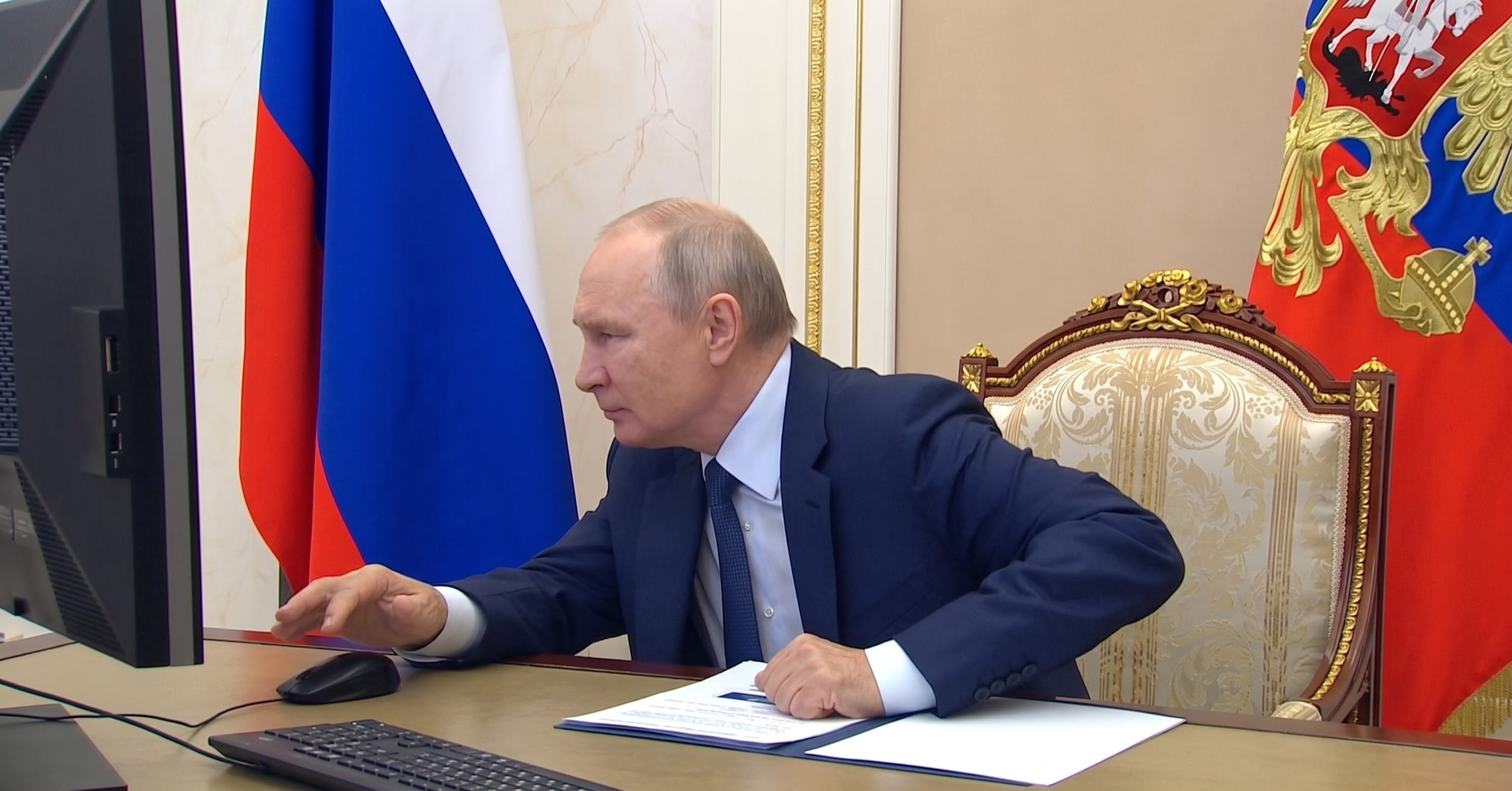 Putin ülkesi için oy kullanırken alay konusu oldu