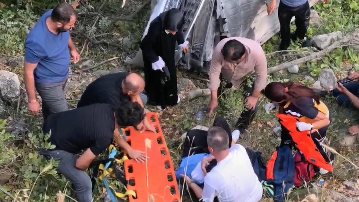 Tunceli’de feci kaza: Araç çay kenarına devrildi, 2’si ağır 5 yaralı