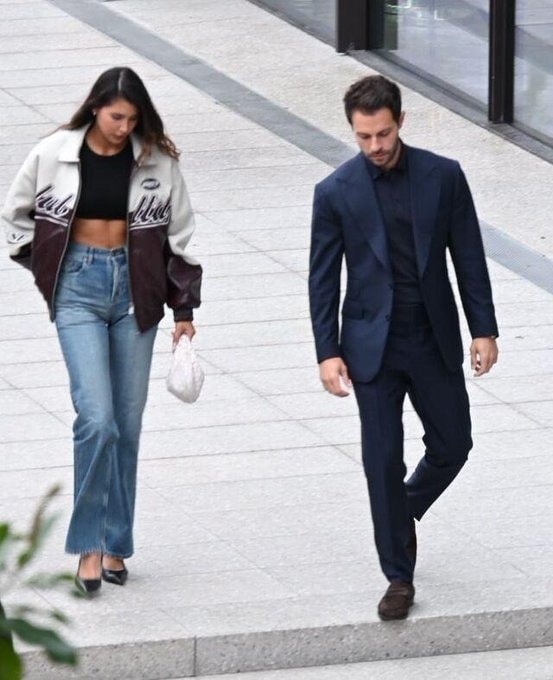 İSPANYOL MODELLE YAN YANA
