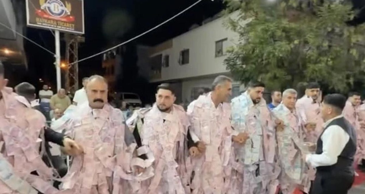 Görüntü Türkiye'den! Paraları üzerlerine dolayıp halay çektiler