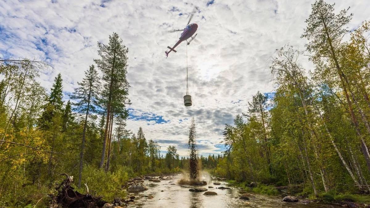 Nehre helikopterle binlerce ton kum bıraktılar: İmkansızı başardılar