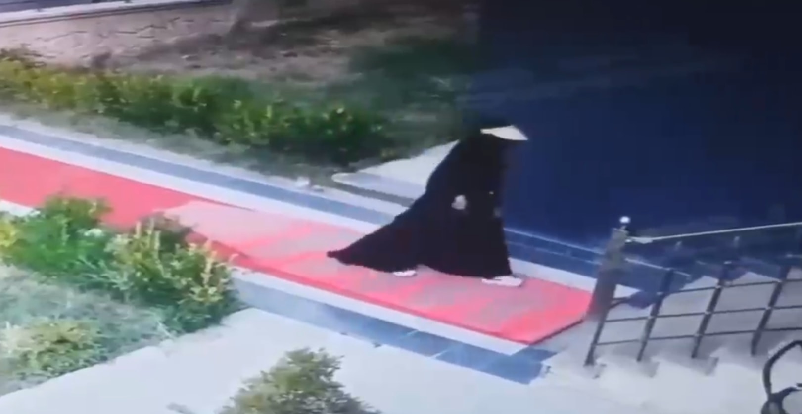 Çarşafla girdi, parkta üstünü değiştirdi: Seri hırsız kaçmaya çalışırken otobüste yakalandı