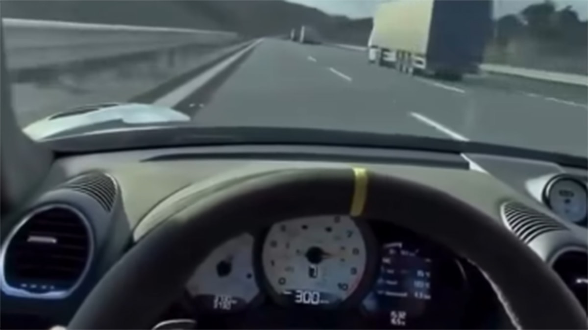 Lüks araçla 300 km hız yaptı, sosyal medyada yayınlayınca yakayı ele verdi