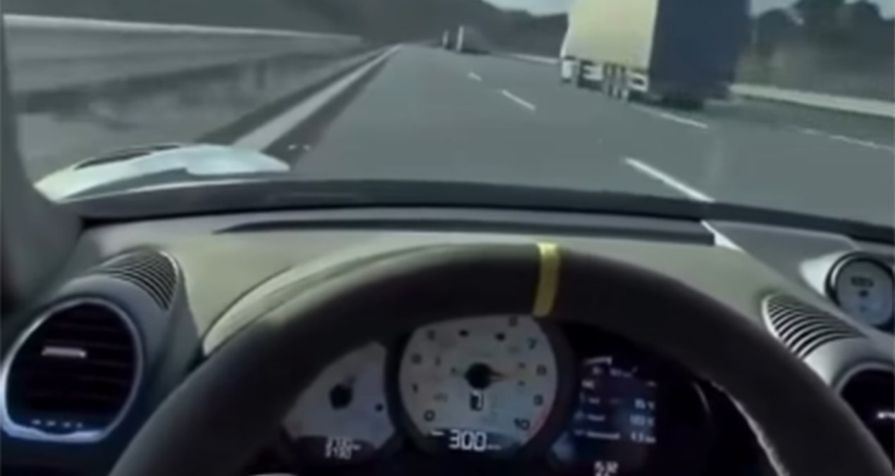 Lüks araçla otoyolda 300 km hız yaptı, sosyal medyada yayınlayınca yakayı ele verdi