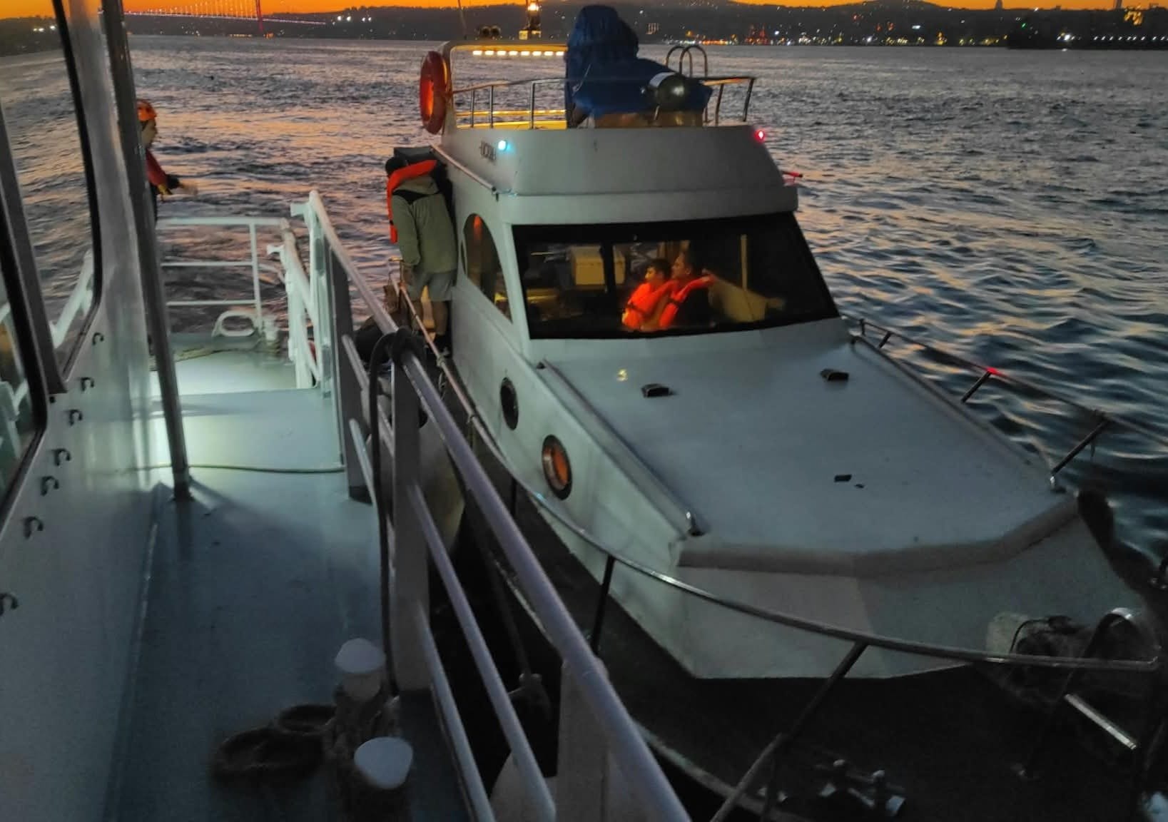 Karaköy'de makine arızası nedeniyle sürüklenen tekne kurtarıldı