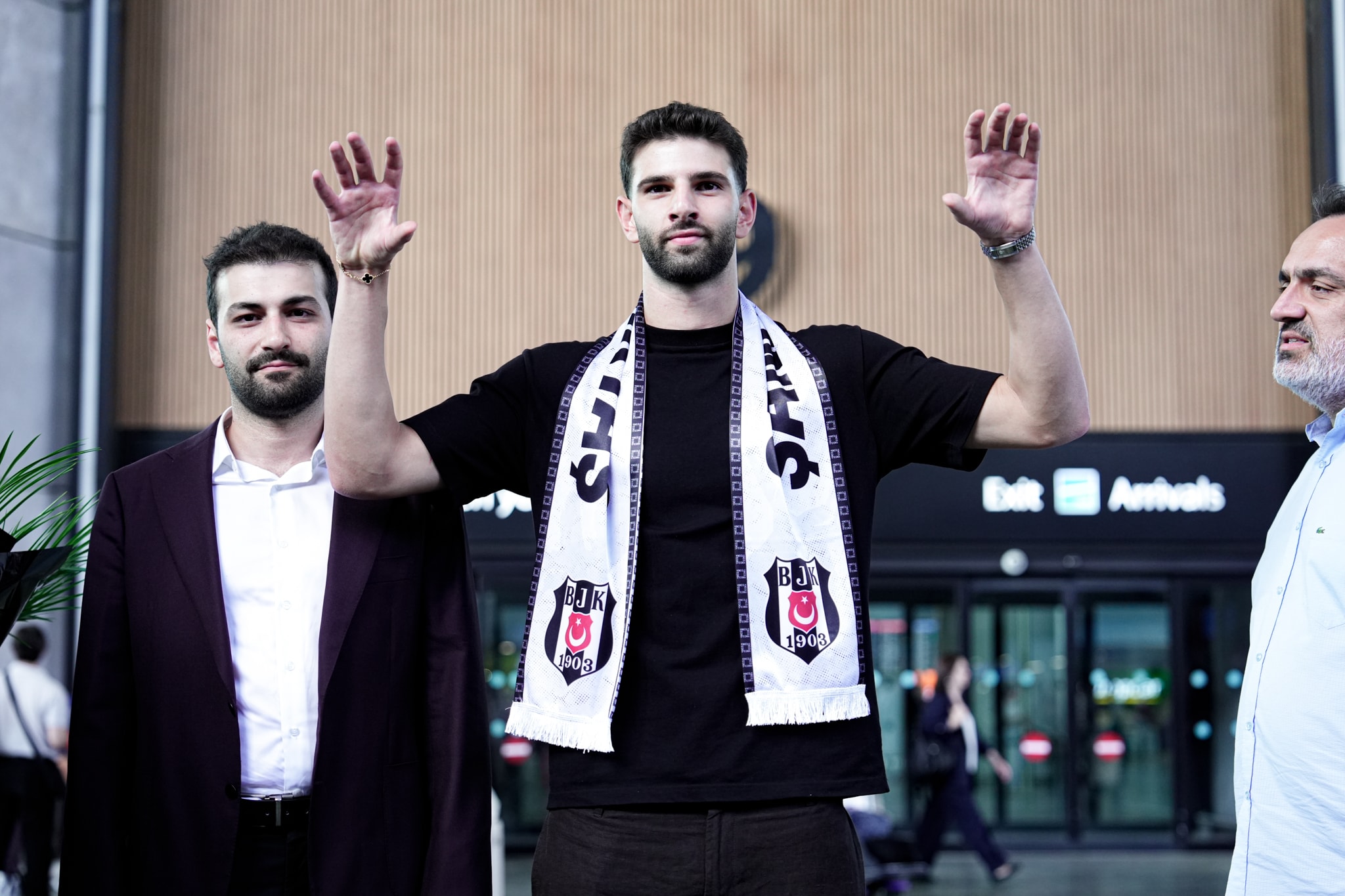 Beşiktaş'in yeni stoperi İstanbul'a geldi