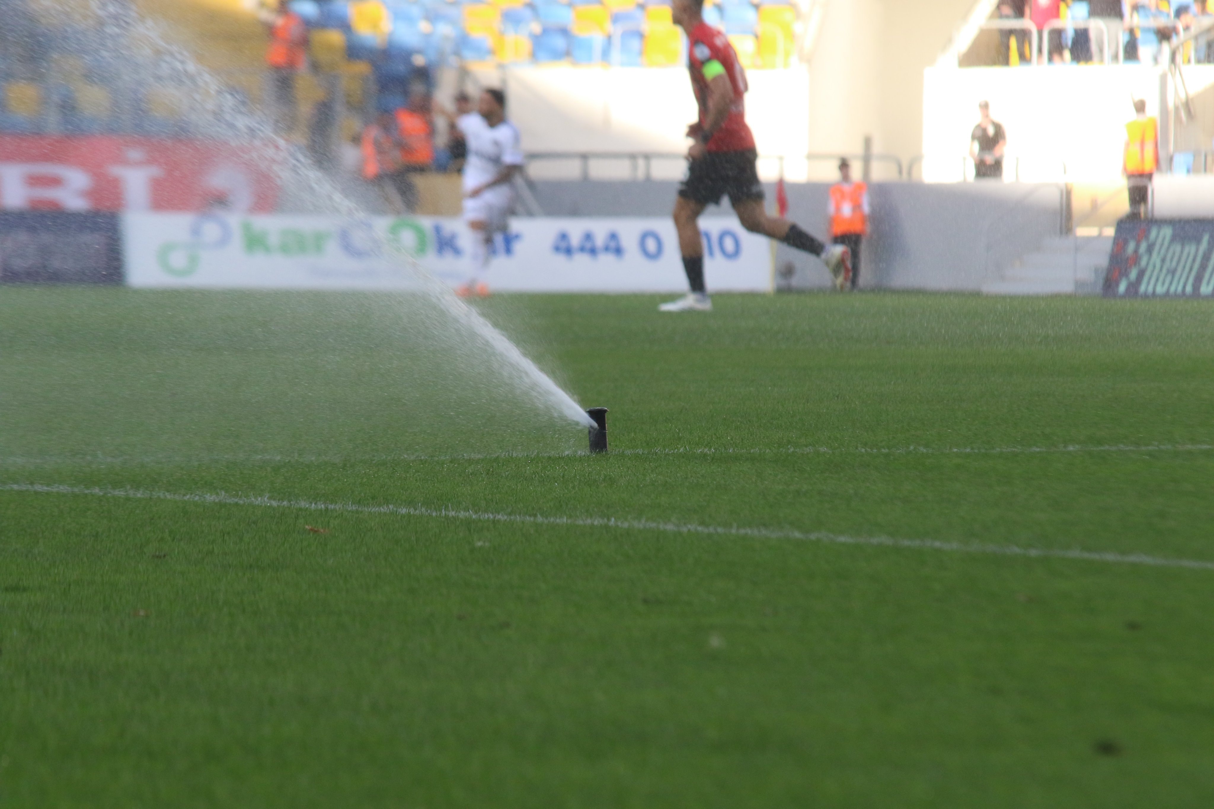 Süper Lig'de ilginç anlar, maçın ortasında fıskiyeler açıldı