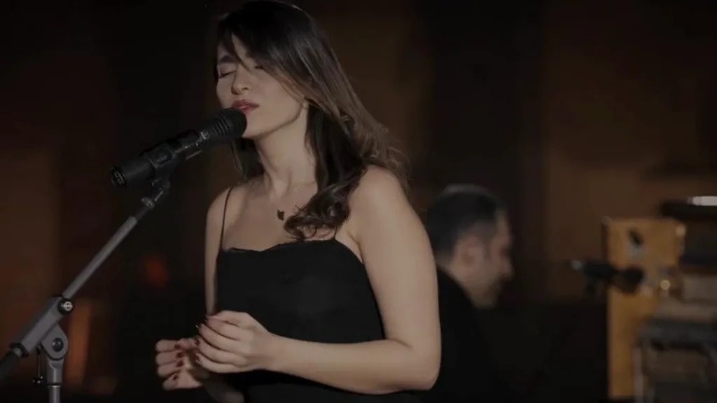 Başörtüsüz konser veren İranlı şarkıcıya kırbaç