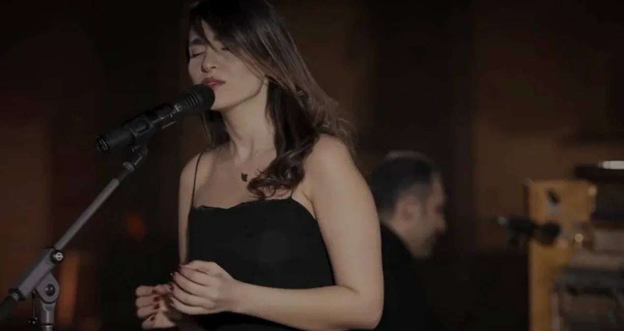 Başörtüsüz konser veren İranlı şarkıcıya kırbaç cezası