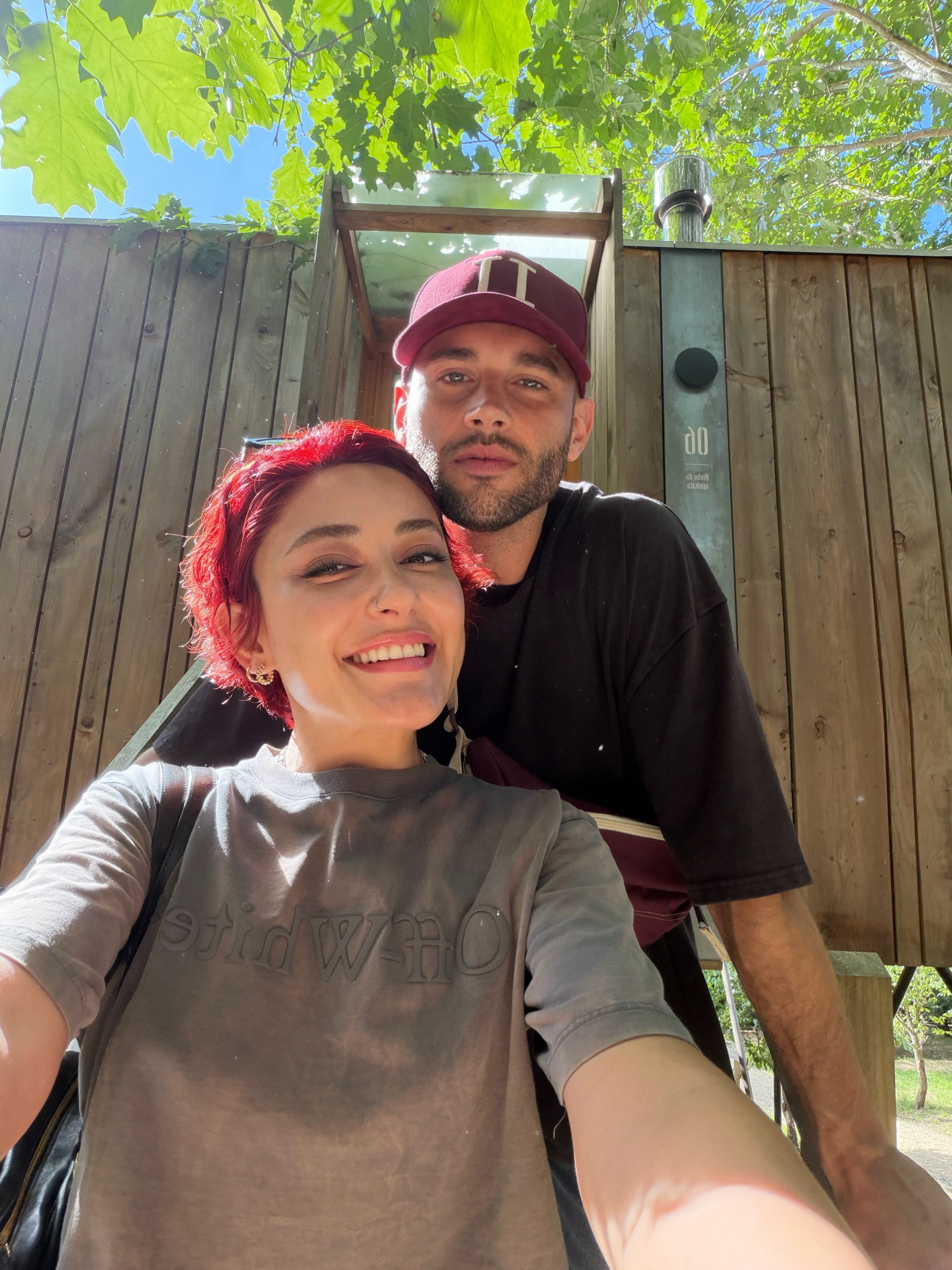 SEVGİLİSİNİN AİLESİYLE SELFİE ÇEKTİ