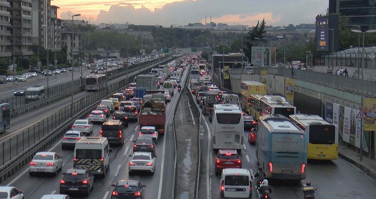 İstanbul’da trafik kilitlendi: Yoğunluk yüzde 78’e ulaştı