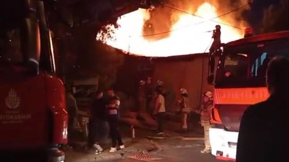 İstanbul'da 3 gecekondu alevlere teslim oldu