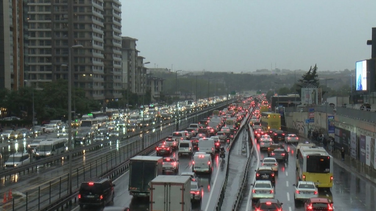 İstanbul'da trafik kilitlendi, yollar kırmızıya büründü