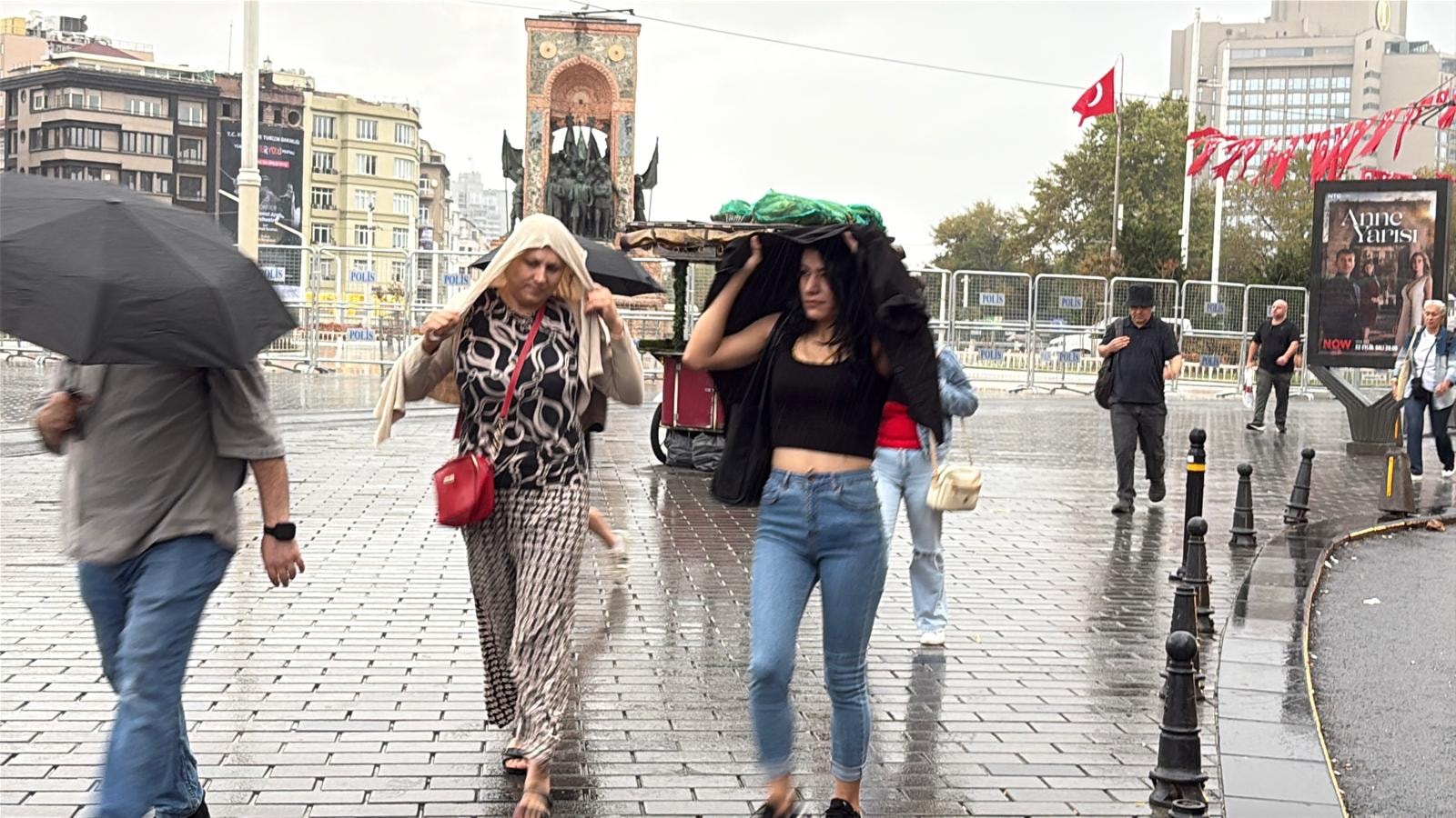 İstanbul'da yağış başladı: Trafik yoğunluğu yüzde 70'i geçti