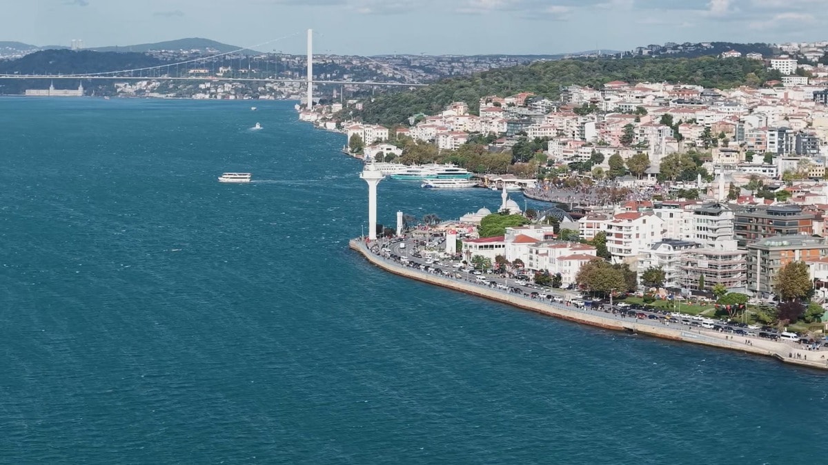 İstanbul'da yağmur sonrası denizin rengi değişti