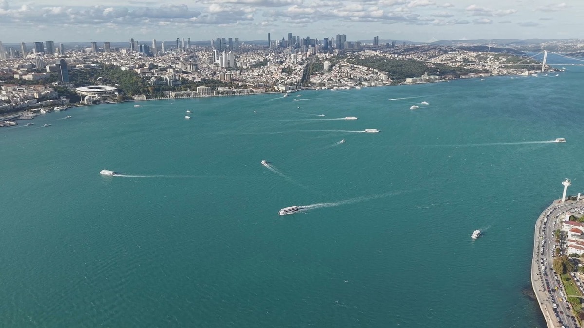 İstanbul'da yağmur sonrası denizin rengi değişti