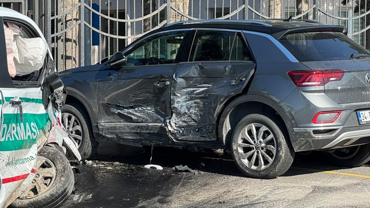 İstanbul'da jandarma aracı kaza yaptı! Yaralılar var