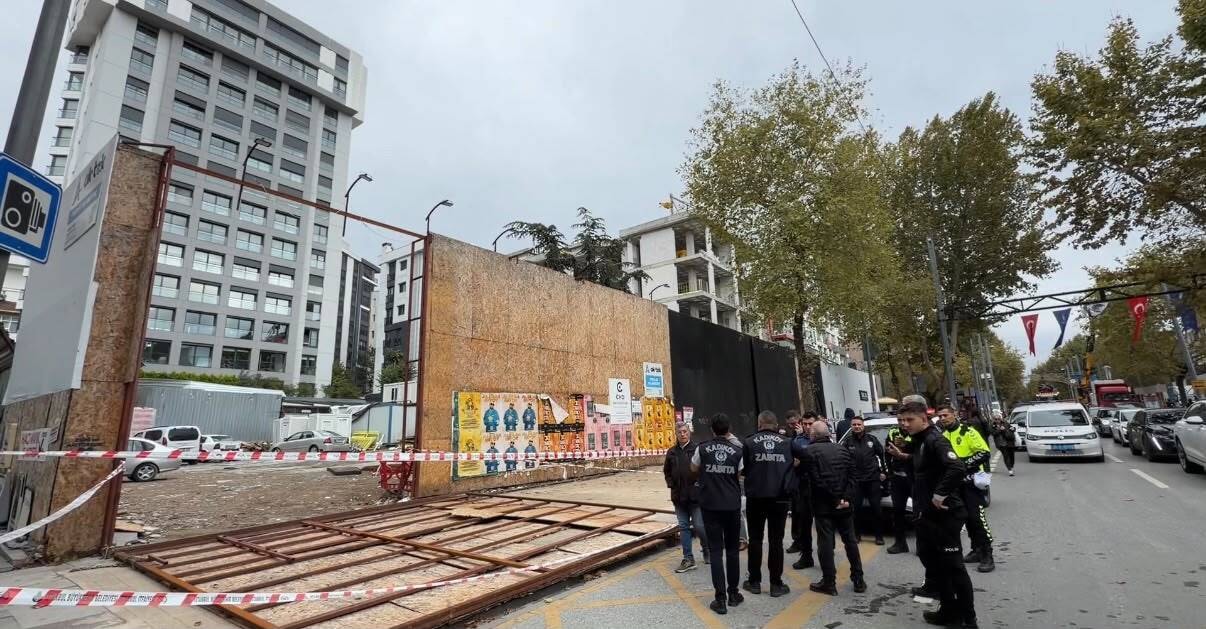 Kadıköy'de dehşet! İnşaatın dış koruma kaplaması yayaların üzerine devrildi