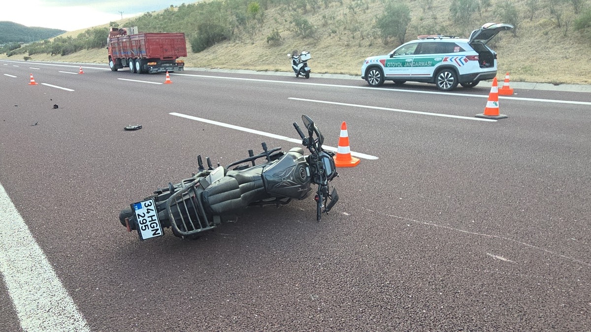 Kamyona çarpan motosiklet sürücüsü feci şekilde can verdi