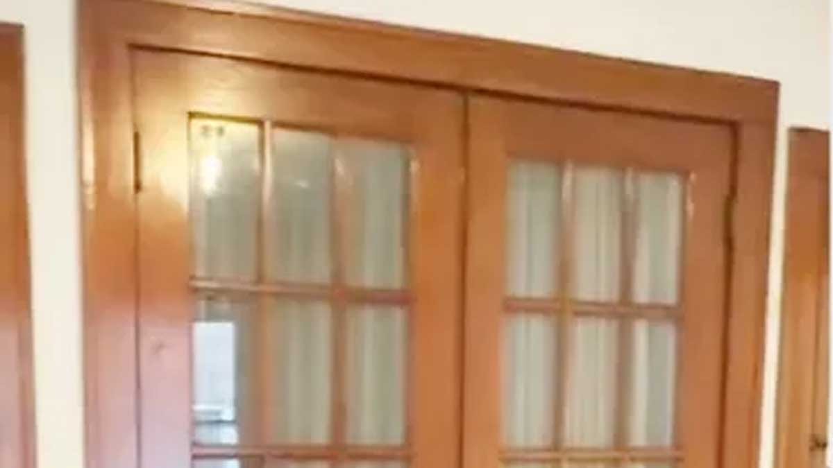 Açılmayan kapıyı zorla açınca 100 yıllık evin beklenmeyen özelliğiyle karşılaştı