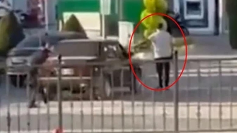 İşten çıkarıldı; belediyeyi silah ve kılıçla bastı