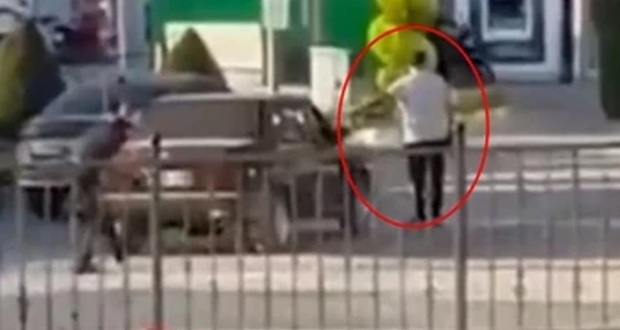 Kastamonu Belediyesi önünde gerilim! İşten çıkarıldı, kılıç ve kurusıkı tabancayla geldi