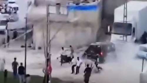 Kavga edenlerin arasına araçla daldı! Çok sayıda yaralı var