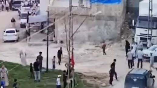 Kavga edenlerin arasına araçla daldı! Çok sayıda yaralı var