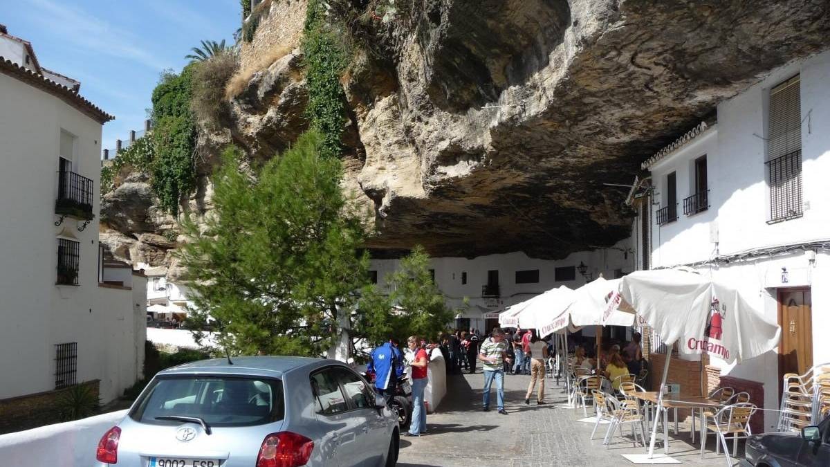 Uçurumun altına köy kurdular: Dev kayalar evlere çatı oldu