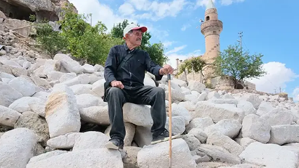 23 yıldır terk edilmiş mahallede tek başına bunu yapıyor