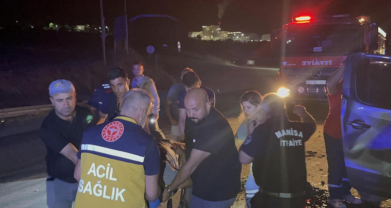 Manisa Kula’da TIR’a çarpan kamyonet hurdaya döndü: 1 ölü, 4 yaralı