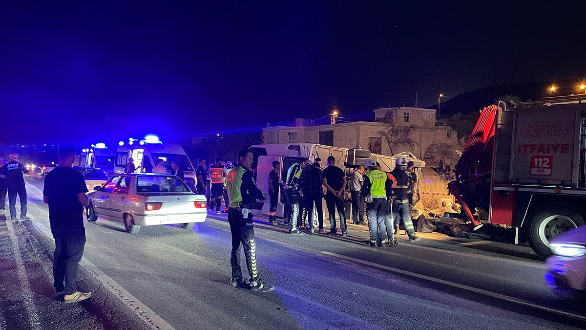 Yolcu otobüsü kaza yaptı: Çok sayıda ölü ve yaralı var