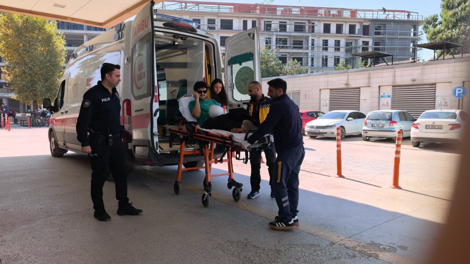 Bursa’da otomobille motosiklet çarpıştı: Yaralının gözlüğü dikkat çekti