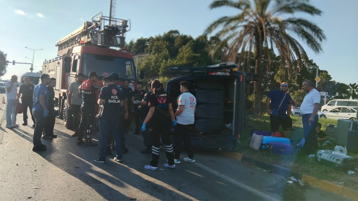 Antalya'da 3 aracın karıştığı kazada 16 kişi yaralandı
