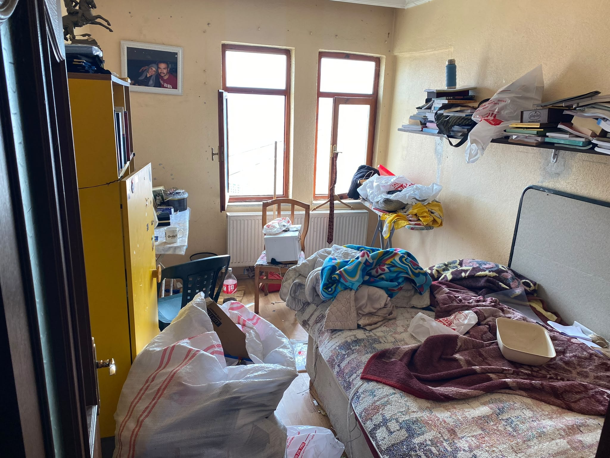 İhbar üzerine kapıyı açan ekipler gözlerine inanamadı: Evden 1 ton çöp çıktı