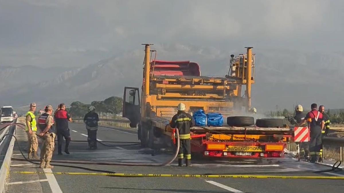 TIR alev aldı: 8 lastik kül oldu, asfalt makinesi zarar gördü