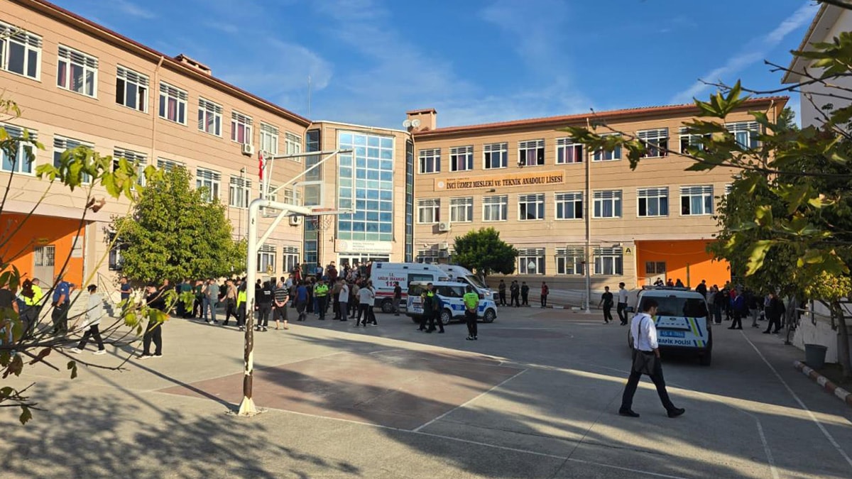 Turgutlu'daki okul saldırısında 10 şüpheli adliyeye sevk edildi