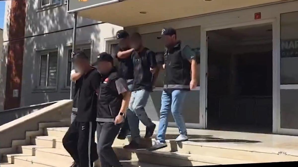 Midelerinden uyuşturucu taşıyan 2 şüpheli tutuklandı
