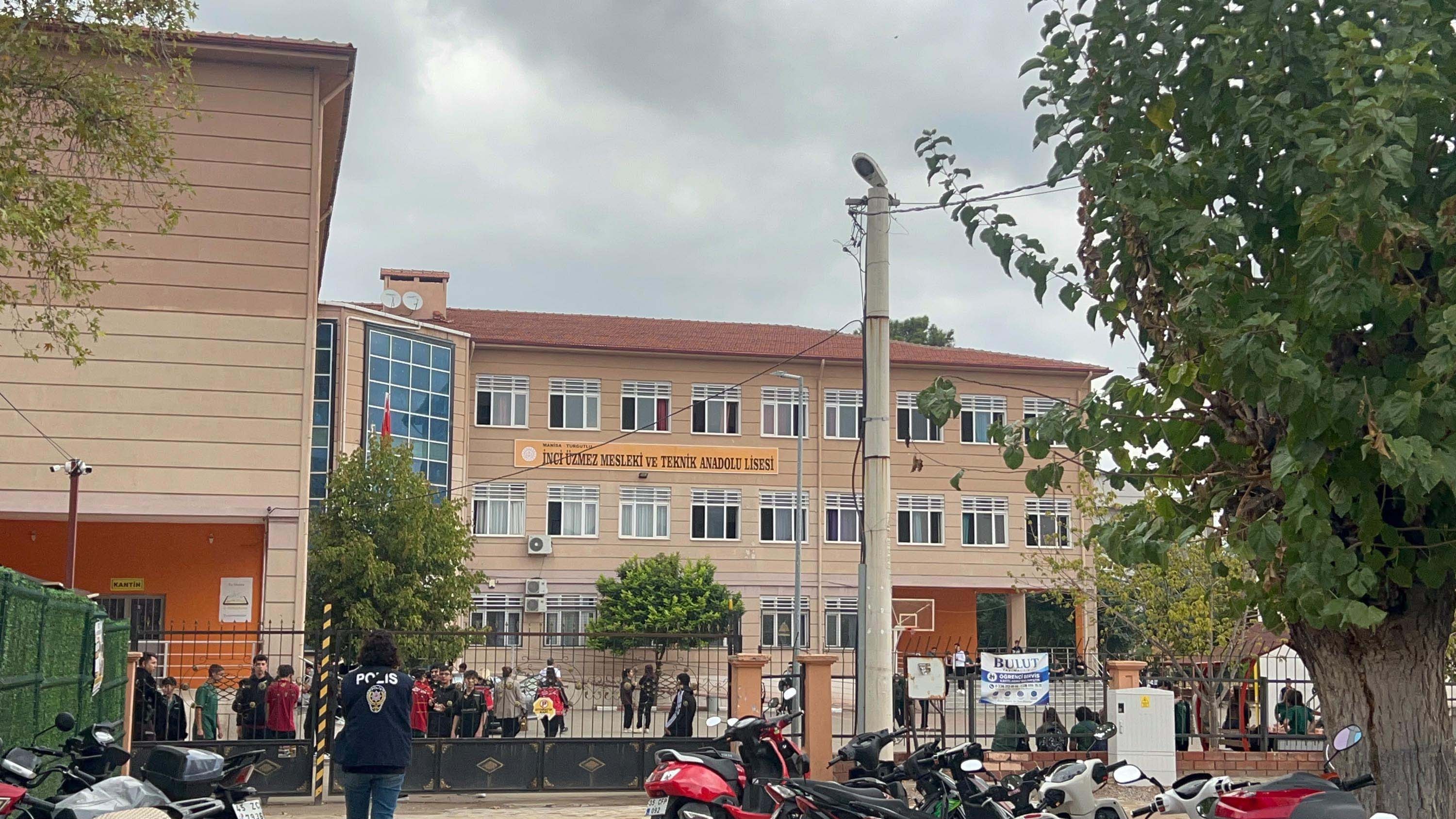 Manisa'da okulda öğrenciler yeniden dersbaşı yaptı
