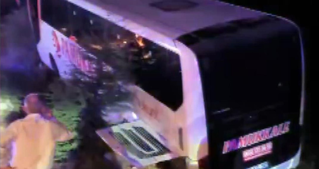 Manisa'da yolcu otobüsü devrildi: 1'i ağır 11 yaralı