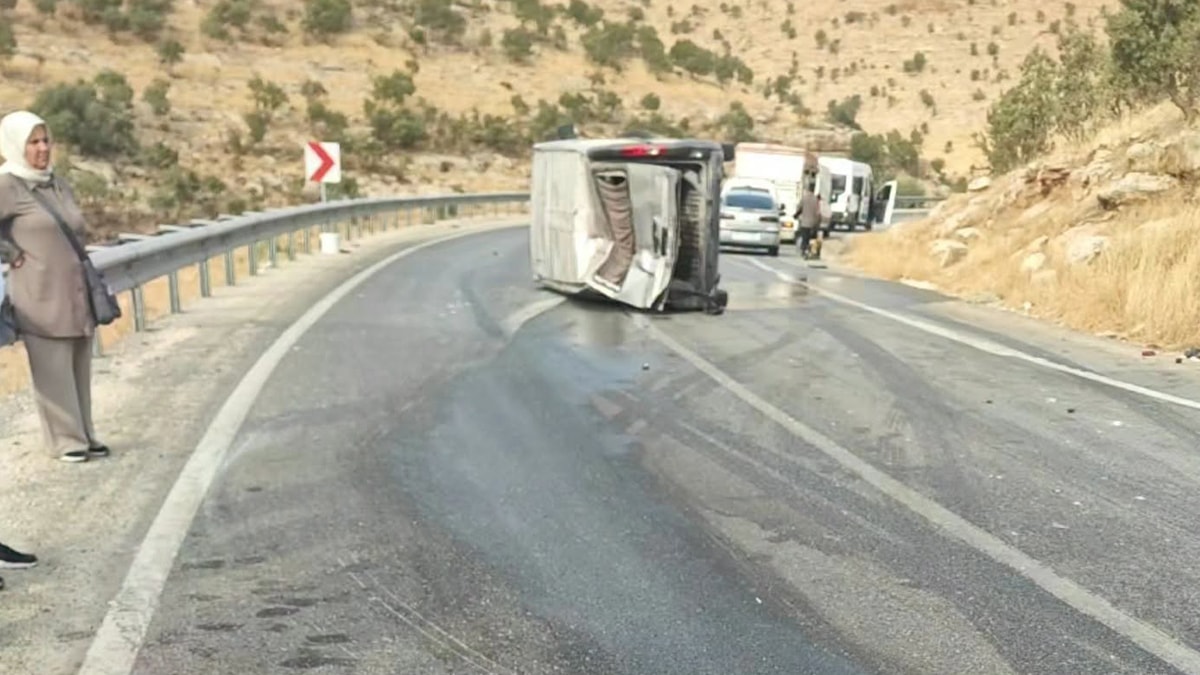 Mardin'de hafif ticari araç devrildi: 8 yaralı