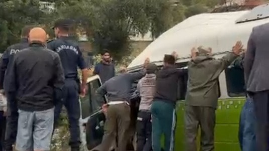 Minibüs su kanalına devrildi: 1 ölü, 2 yaralı