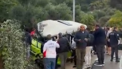 Minibüs su kanalına devrildi: 1 ölü, 2 yaralı