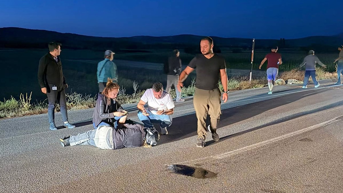 Fransa'dan motosikletiyle yola çıkan kadın, Burdur'da koyunlara çarpıp kaza yaptı
