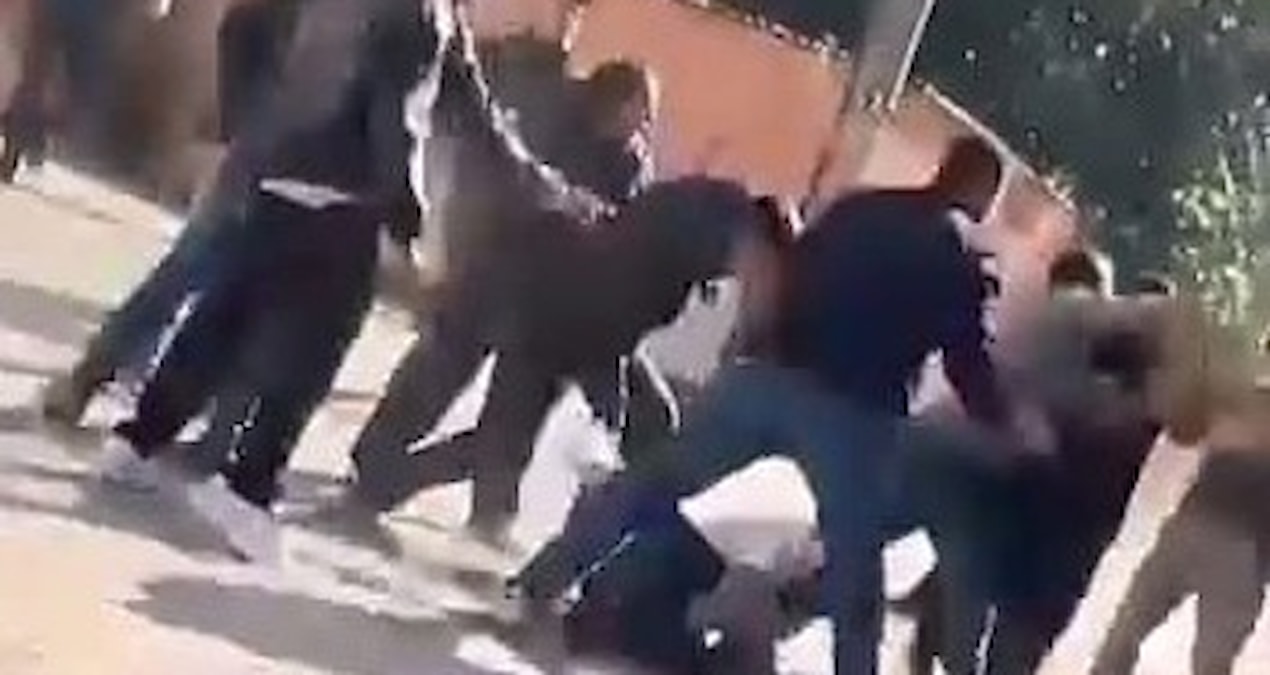 Müteahhit ile inşaat işçileri birbirine girdi, ortalık savaş alanına döndü