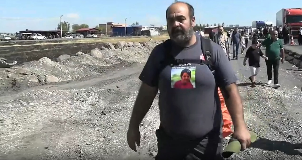Acılı Baba, Adalet Arayışı İçin Saray’a Yürüyüşe Geçti